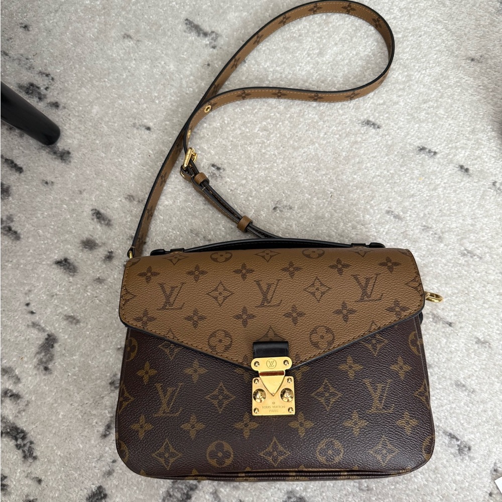 Louis Vuitton Pochette Métis Reverse Monogram
